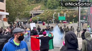 USA. SCONTRI IN CORSO TRA ICE E MANIFESTANTI A PORTLAND Caos al centro di deten…