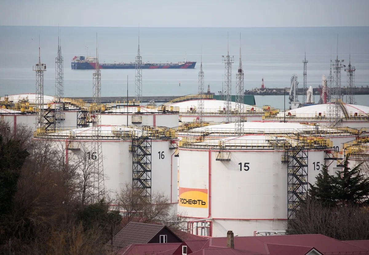 L’UE VALUTA UN CONGELAMENTO TEMPORANEO DEL TETTO AI PREZZI DEL PETROLIO IN RUSSIA PER L’IRAN