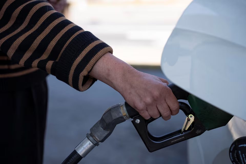 USA. LA BENZINA SCENDE SOTTO I 4 DOLLARI AL GALLONE PER LA PRIMA VOLTA DA APRILE USA. LA BENZINA SCENDE SOTTO I 4 DOLLARI AL GALLONE PER LA PRIMA VOLTA DA APRILE