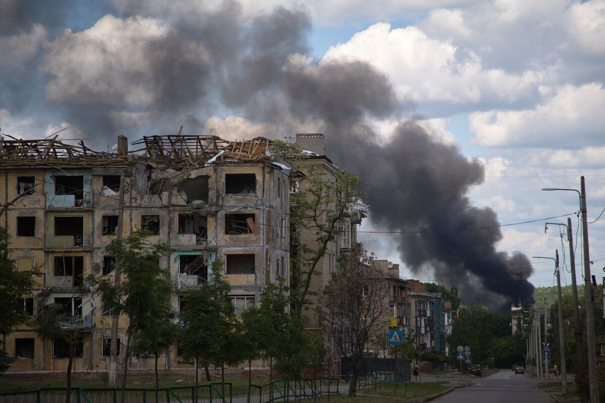 LE BOMBE PLANANTI RUSSE TRASFORMANO KRAMATORSK IN UNA CITTÀ FANTASMA