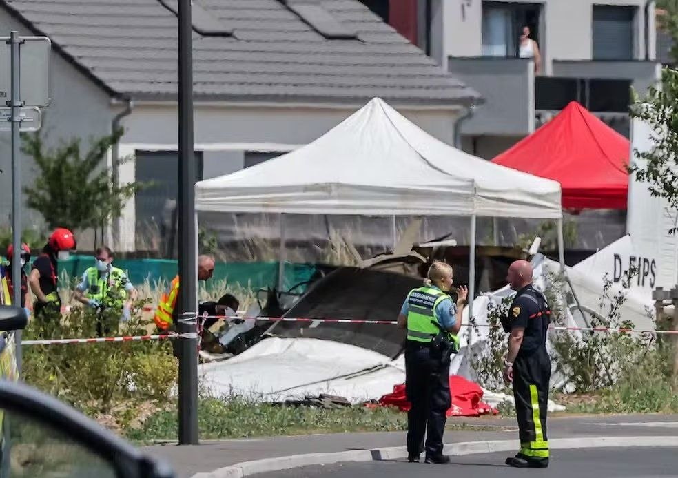 UN PICCOLO AEREO APPARTENENTE A UN CLUB DI PARACADUTISMO HA AVUTO UN GUASTO ED È PRECIPITATO IN FRANCIA. 11 PERSONE SONO MORTE UN PICCOLO AEREO APPARTENENTE A UN CLUB DI PARACADUTISMO HA AVUTO UN GUASTO ED È PRECIPITATO IN FRANCIA. 11 PERSONE SONO MORTE