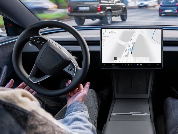 TESLA HA INIZIATO A DISTRIBUIRE LA “GUIDA AUTONOMA SUPERVISIONATA” TESLA HA INIZIATO A DISTRIBUIRE LA “GUIDA AUTONOMA SUPERVISIONATA”