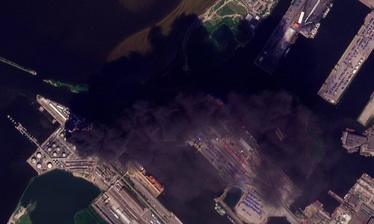 SAN PIETROBURGO. LE IMMAGINI SATELLITARI DEL TERMINALE PETROLIFERO COLPITO DAI DRONI