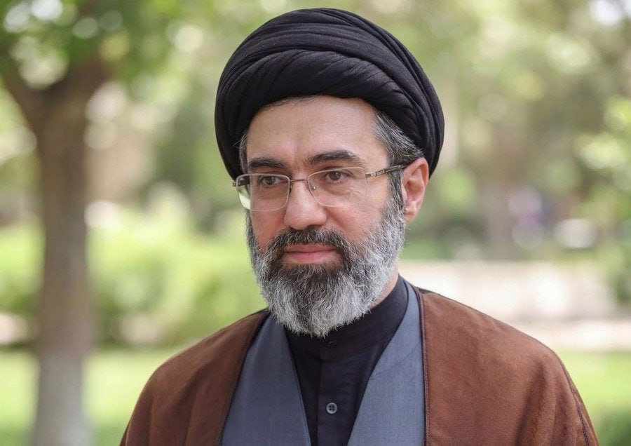IRAN. LA GUIDA SUPREMA IRANIANA PROMETTE VENDETTA PER IL ‘SANGUE INNOCENTE’ DEL PADRE