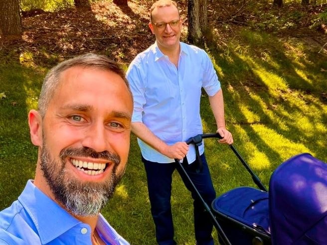 GERMANIA, SPAHN SI DIMETTE DOPO LE POLEMICHE SULLA SURROGATA. MERZ: «LA CREDIBILITÀ È FONDAMENTALE IN POLITICA»