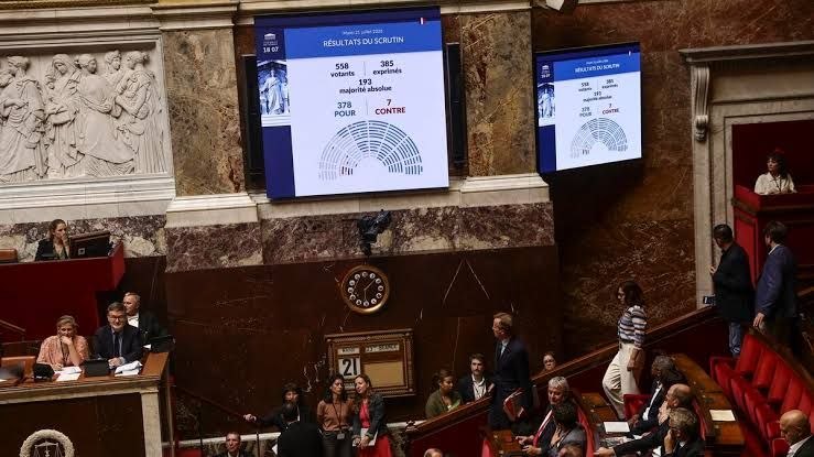 LA FRANCIA È IL PRIMO PAESE EUROPEO A VIETARE AI MINORI DI 15 ANNI I SOCIAL MEDIA.