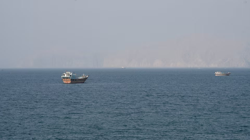 DA HORMUZ PASSANO ANCORA MENO DI DIECI NAVI AL GIORNO