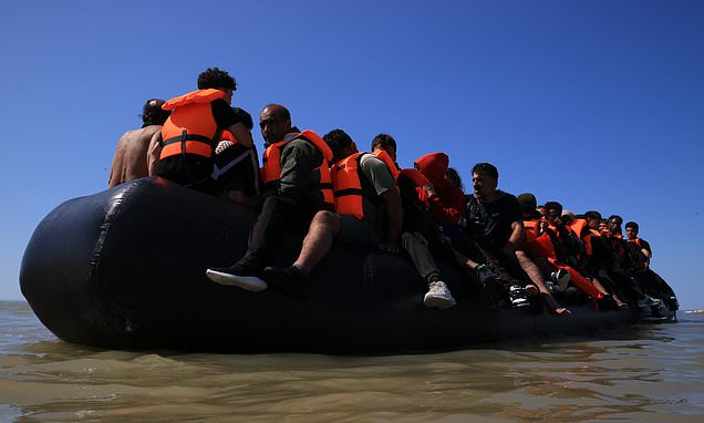FINGERE DI ESSERE GAY, FALSE ACCUSE DI ABUSI DOMESTICI E FALSI RAPPORTI CON LA FIGLIA DEL LORO PRIMO MINISTRO: GLI ‘SCRIPT’ CHE I MIGRANTI STANNO USANDO PER CHIEDERE ASILO IN GRAN BRETAGNA. IRACHENI, PAKISTANI E BENGALESI CON GLI STESSI STRATAGEMMI