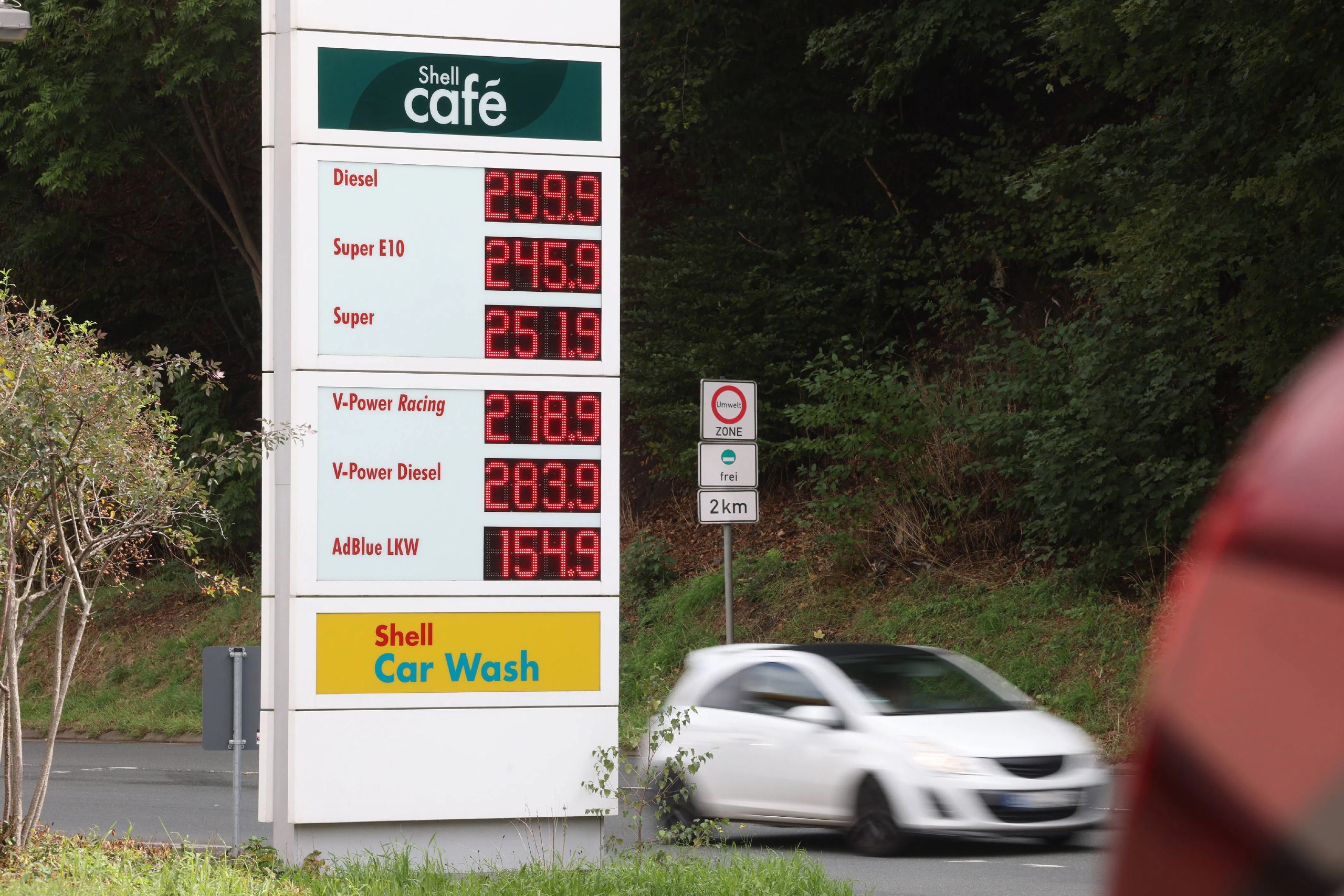 GERMANIA. L’ASSOCIAZIONE DEI DISTRIBUTORI DI CARBURANTE PREVEDE UNA BENZINA A 3 EURO AL LITRO GERMANIA. L’ASSOCIAZIONE DEI DISTRIBUTORI DI CARBURANTE PREVEDE UNA BENZINA A 3 EURO AL LITRO