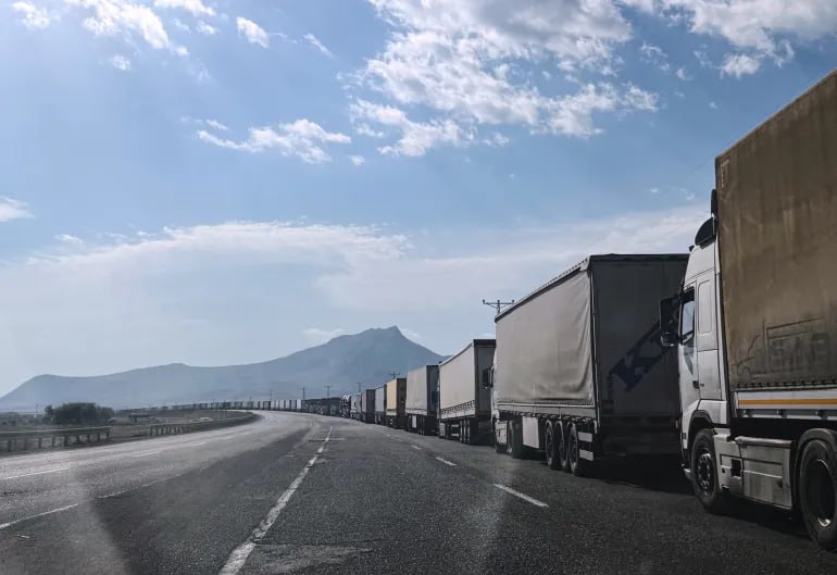 L’IRAN DEVIA IL COMMERCIO VIA TERRA ATTRAVERSO LA TURCHIA, MA CIÒ COMPORTA DEI COSTI L’IRAN DEVIA IL COMMERCIO VIA TERRA ATTRAVERSO LA TURCHIA, MA CIÒ COMPORTA DEI COSTI