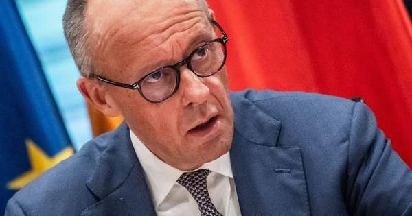 MERZ ‘PROFONDAMENTE INDIGNATO’ PER LA VISITA DI SCHRÖDER A MOSCA PER IL COMPLEANNO DI PUTIN