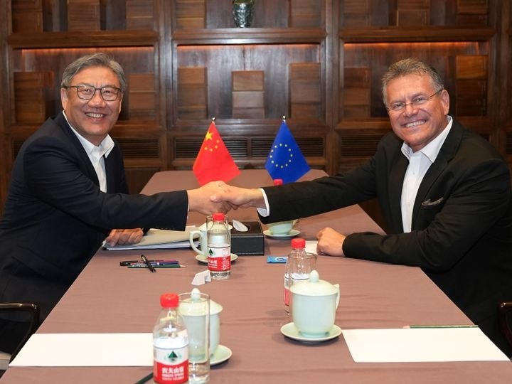 IBRIDE CINESI, SCATTA IL TAGLIO: LA CINA DIMEZZA L’EXPORT IN EUROPA PER EVITARE LA GUERRA DEI DAZI