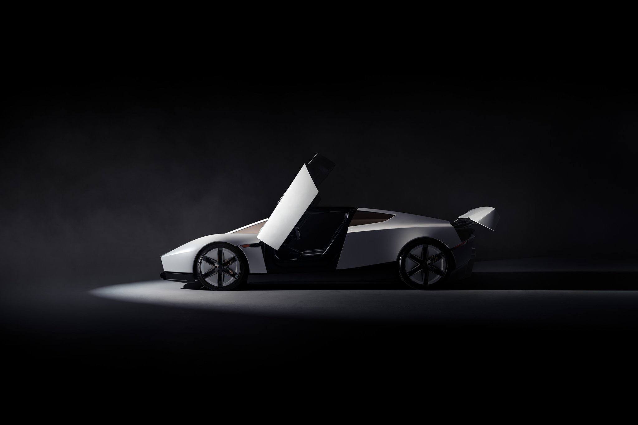 TESLA HA PRESENTATO UN’AUTO “VOLANTE”