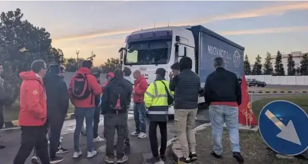 RIMOSSO IL BLOCCO ALLA RAFFINERIA ENI DI TARANTO, PROTESTE DI CAMION E TRATTORI IN PUGLIA E BASILICATA
