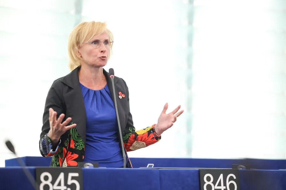 EUROPARLAMENTARE COMUNISTA CECA SI UNISCE AI PATRIOTI PER L’EUROPA EUROPARLAMENTARE COMUNISTA CECA SI UNISCE AI PATRIOTI PER L’EUROPA