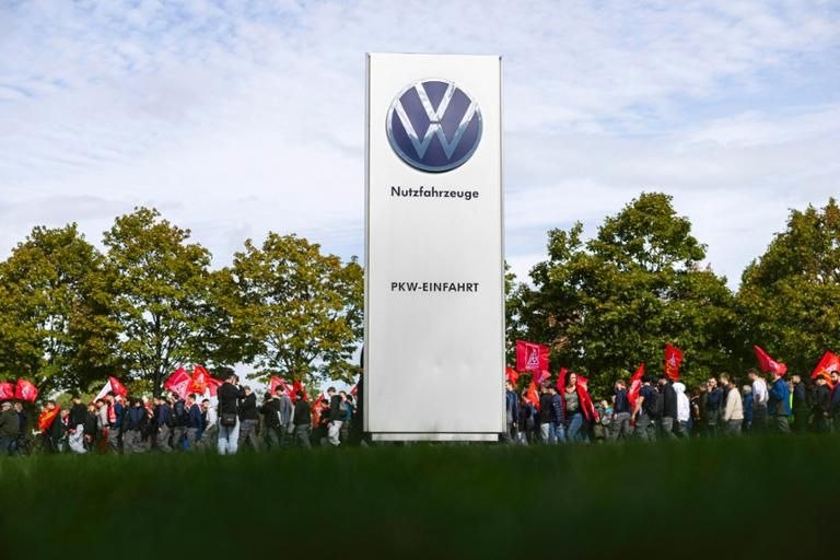 VOLKSWAGEN, LA CRISI SI AGGRAVA. PREVISTI TAGLI PER OLTRE 47.000 POSTI DI LAVORO ENTRO IL 2030 VOLKSWAGEN, LA CRISI SI AGGRAVA. PREVISTI TAGLI PER OLTRE 47.000 POSTI DI LAVORO ENTRO IL 2030